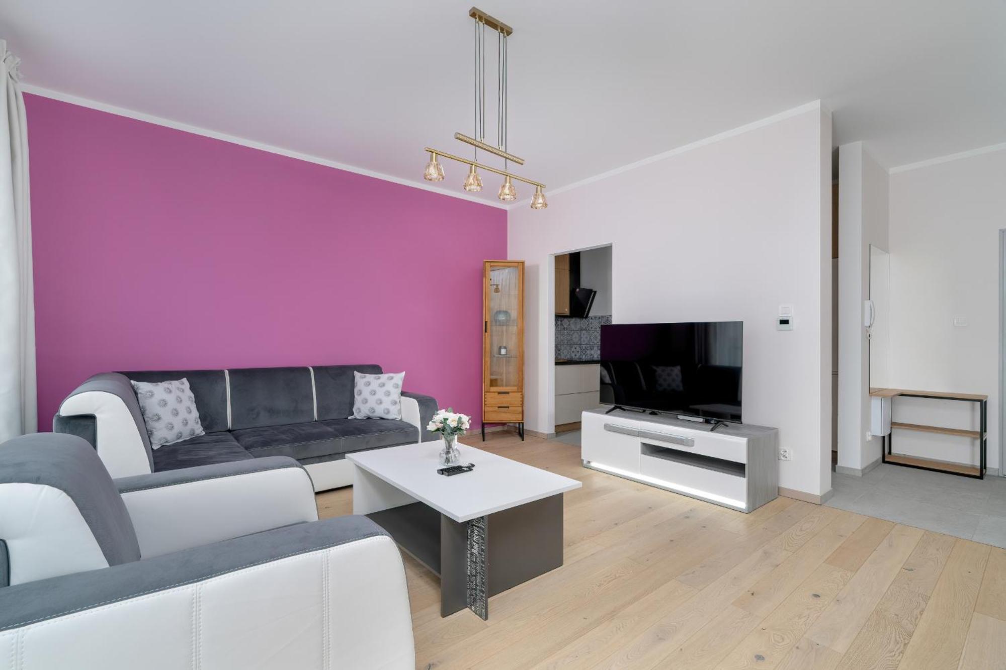 Apartment With Balcony And Free Parking In By Renters *