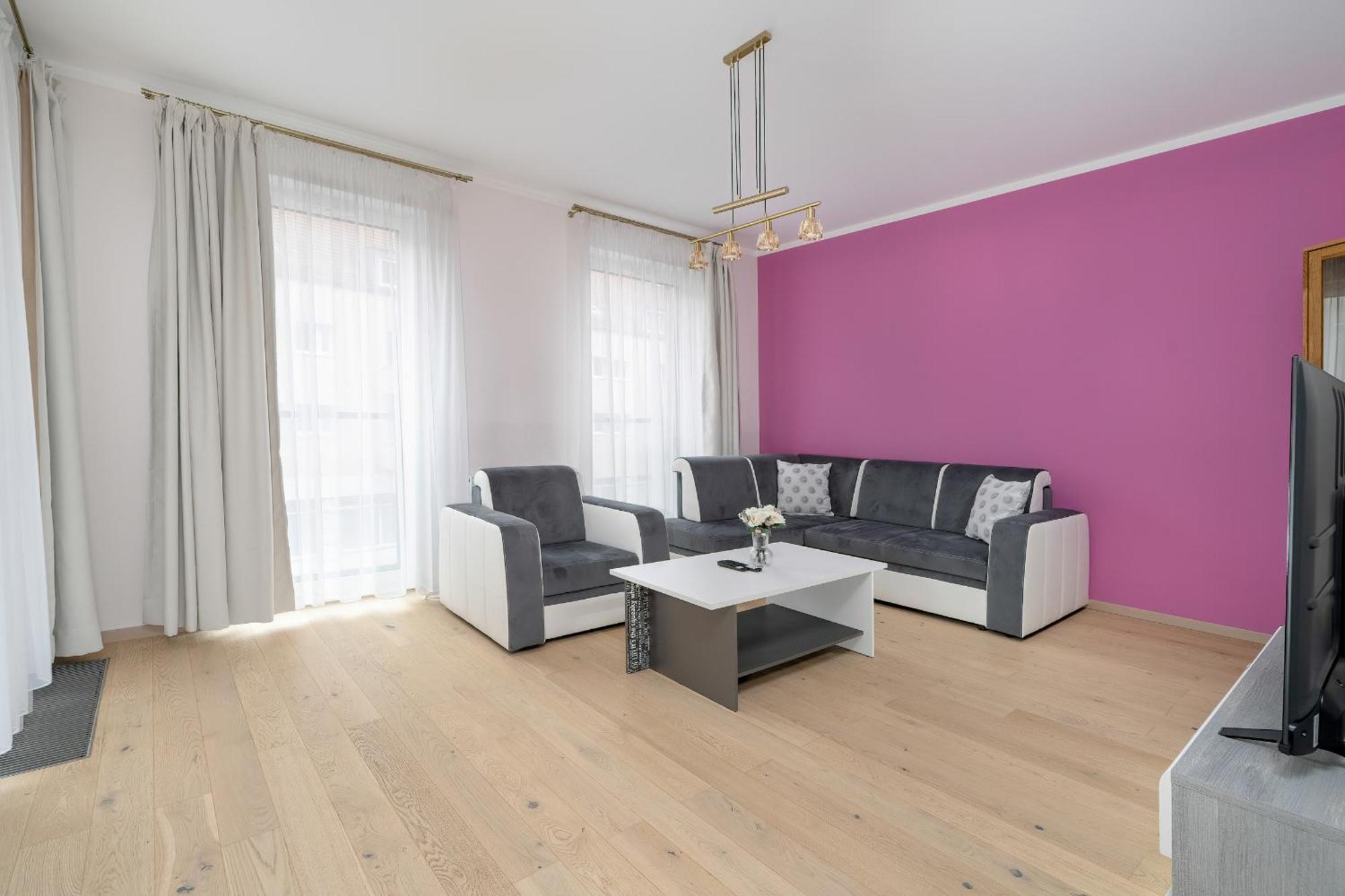 With Balcony And Free Parking In By Renters Apartment *