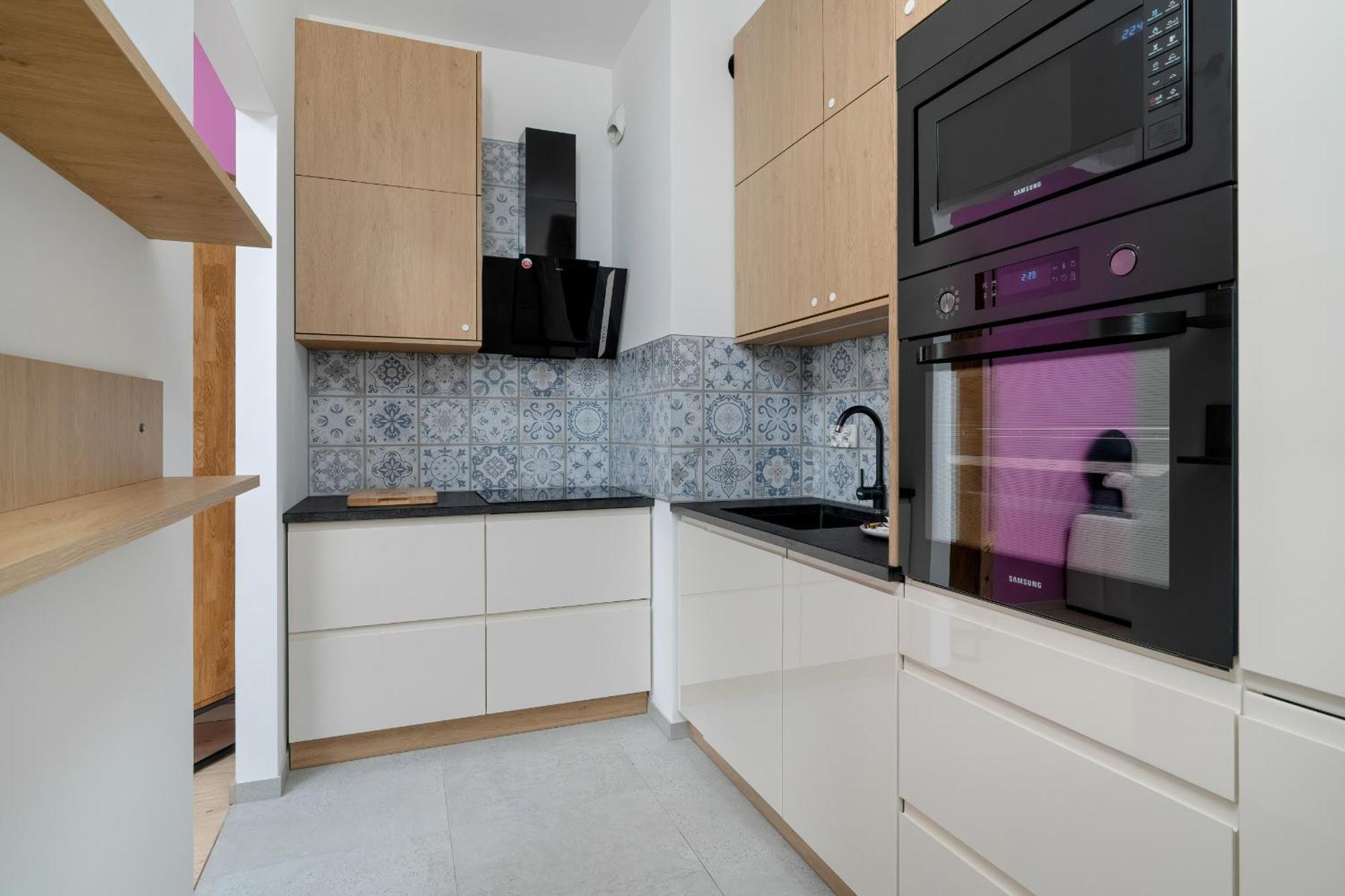 With Balcony And Free Parking In By Renters Apartment *