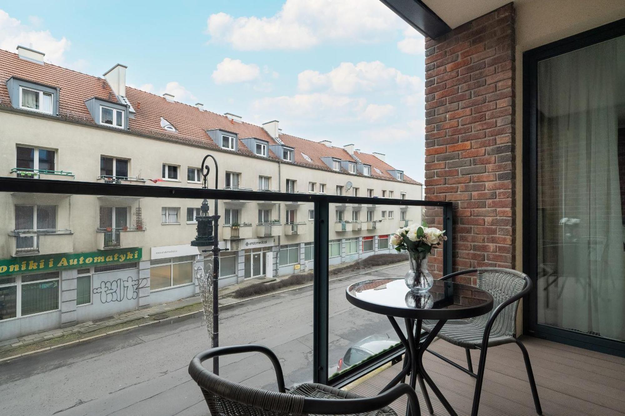 With Balcony And Free Parking In By Renters Apartment *