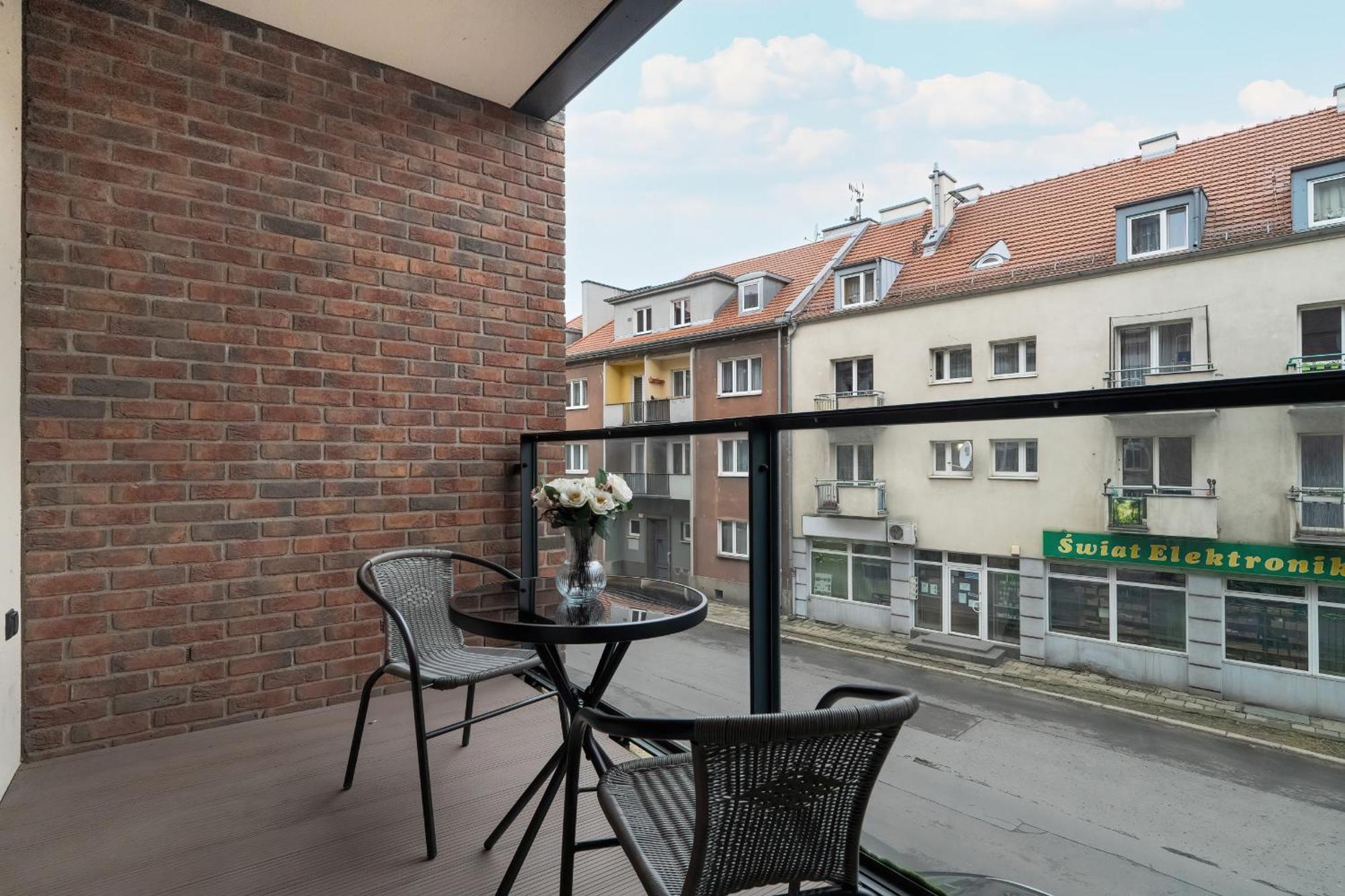 Apartament With Balcony And Free Parking In By Renters