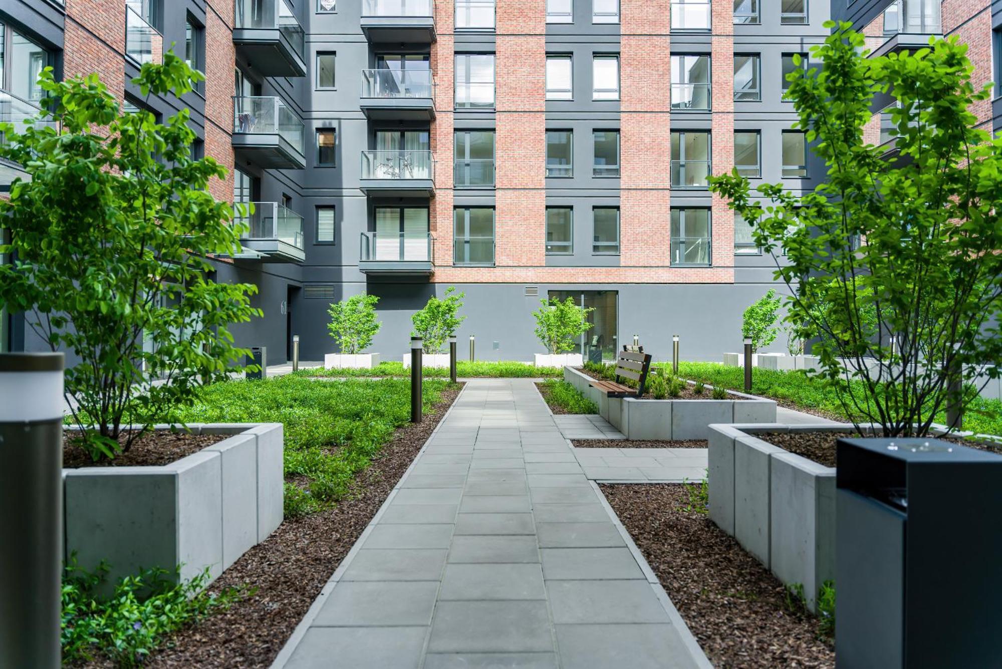 With Balcony And Free Parking In By Renters *